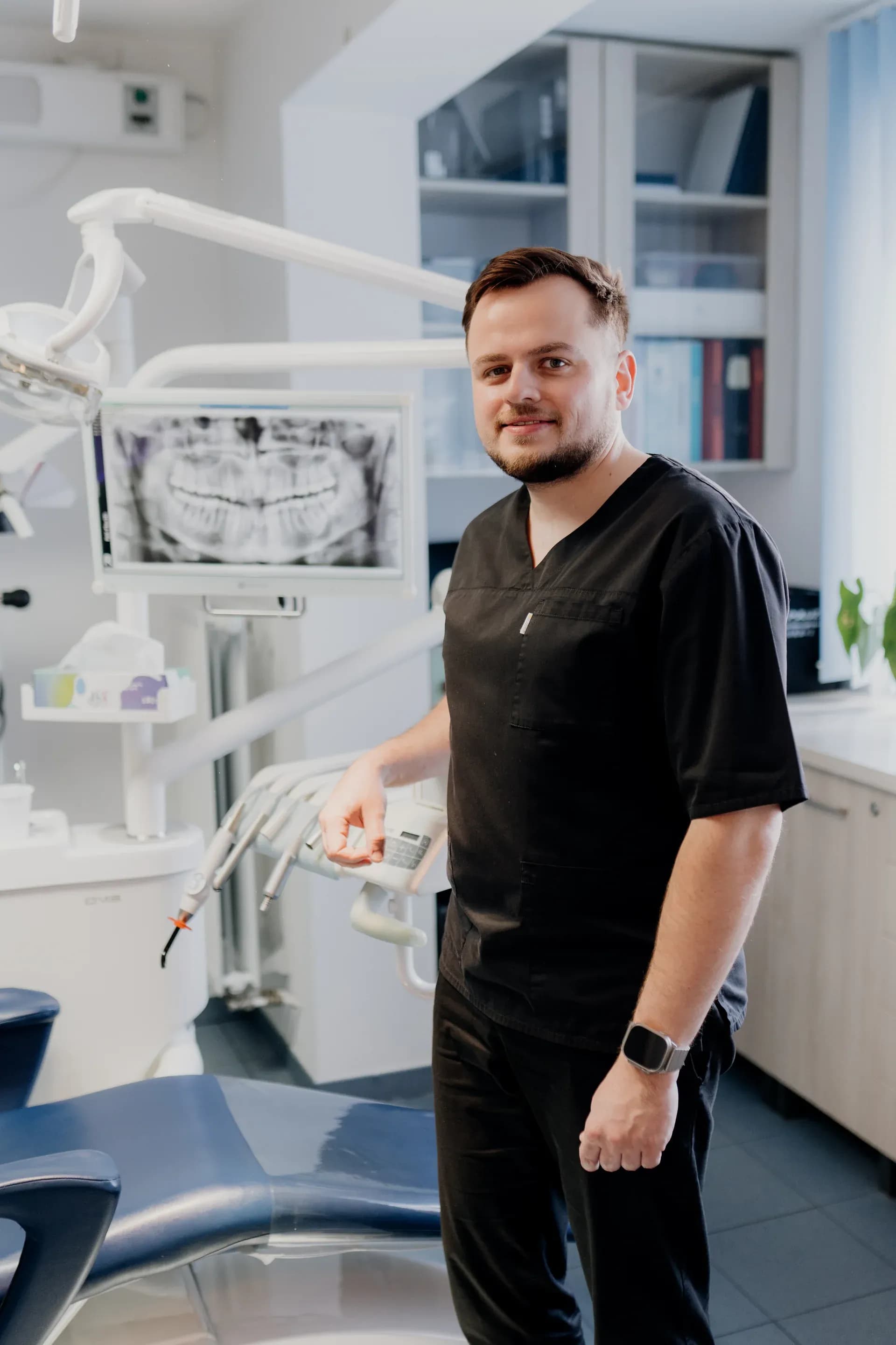 Lek. dent. Wojciech Kresta w gabinecie stomatologicznym w Szczecinie podczas pracy klinicznej.